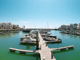 Agadir donne le coup d’envoi à la saison estivale avec la deuxième édition d’« Azul Agadir », une campagne qui célèbre la richesse culturelle et touristique de la région Souss-Massa. Installée sur la corniche, à la place Al Wahda, cette initiative entend séduire visiteurs et habitants jusqu’au 13 juillet. Pensée pour renforcer l’attractivité d’Agadir et de ses environs, l’opération met en lumière un patrimoine multiple, au croisement du tourisme et de la culture amazighe. Entre concerts, spectacles folkloriques, artisanat local et produits du terroir, la ville propose une immersion dans un univers à la fois authentique et festif. Le lancement officiel s’est déroulé en présence des autorités locales, dont le wali de la région Souss-Massa, Saaïd Amzazi, et le président du Conseil régional, Karim Achengli. Le public venu nombreux a pu assister à des représentations musicales mettant à l’honneur les traditions amazighes et découvrir une exposition de produits artisanaux qui témoignent du savoir-faire local. Pour Lamia Nafâa, directrice déléguée au Conseil régional du Tourisme Agadir-Souss-Massa, l’objectif est clair : faire rayonner la diversité culturelle de la région tout en mettant en avant les acteurs du terroir. L’accent est mis cette année sur les créations artisanales et les expressions artistiques qui façonnent l’identité d’Agadir et de ses provinces voisines. Spectacles, concerts, animations culturelles rythment ainsi cette édition 2025 d’« Azul Agadir », qui ambitionne d’offrir aux estivants une expérience originale et de renforcer la place d’Agadir comme destination touristique de premier plan au Maroc. Portée par le Conseil régional du Tourisme et appuyée par plusieurs partenaires institutionnels, cette campagne illustre la volonté commune de valoriser le potentiel naturel, patrimonial et culturel du Souss-Massa, entre océan et montagne.
