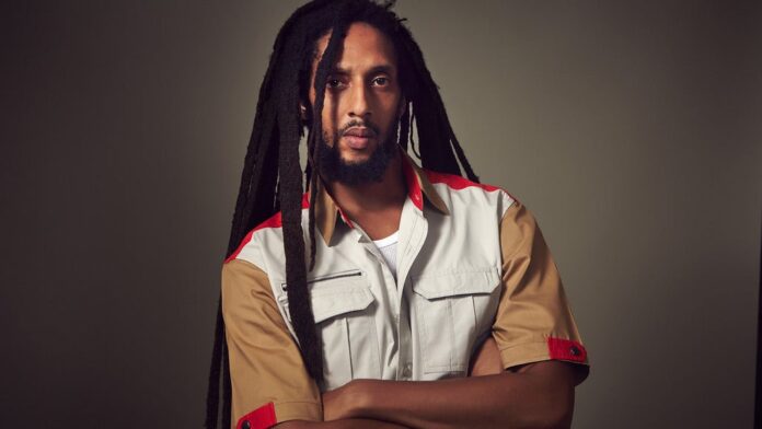 Julian Marley a clôturé Mawazine 2025 avec un concert puissant à Bouregreg. Un moment de reggae habité et d’émotion partagée.