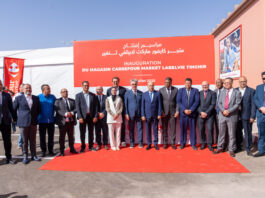Carrefour Market LabelVie débarque à Tinghir Le magasin a été inauguré ce 29 juillet, en présence du gouverneur de la province, du président du conseil d’administration du groupe, Rachid Hadni, ainsi que de plusieurs figures locales. D’un coût de 47 millions de dirhams, l’investissement a permis de créer 40 emplois directs et une trentaine d’emplois indirects. D’une superficie bâtie de près de 3 000 m², dont un espace de vente de 1 019 m², l’enseigne propose une offre diversifiée dans un environnement moderne, avec un parking de 42 places. Elle répond à une demande croissante d’accessibilité et de proximité dans cette région enclavée. LabelVie affirme, à travers cette ouverture, sa volonté de bâtir une distribution de nouvelle génération, pensée pour tous les territoires, sans concentrer son offre dans les seuls grands centres urbains. Avec ce nouveau point de vente, le groupe renforce sa position d’acteur central de la grande distribution au Maroc. Lancé en 2009 avec son premier hypermarché Carrefour, il a depuis étendu son réseau à l’échelle nationale, tout en revendiquant un engagement fort pour le développement local.