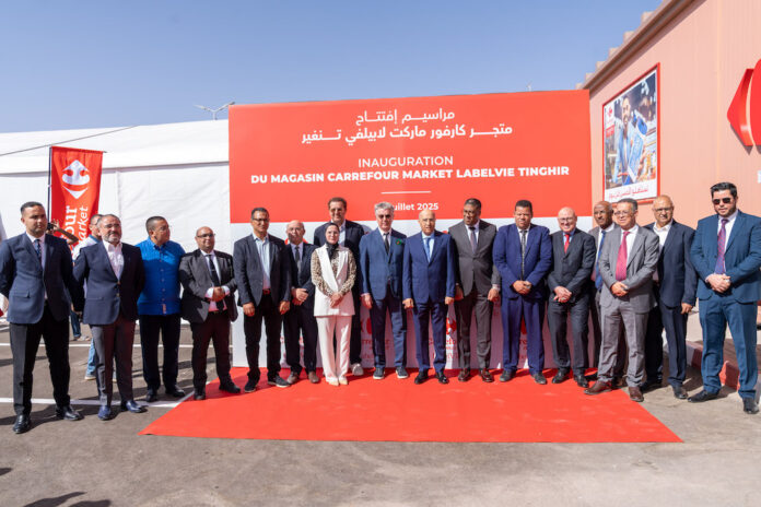 Carrefour Market LabelVie débarque à Tinghir Le magasin a été inauguré ce 29 juillet, en présence du gouverneur de la province, du président du conseil d’administration du groupe, Rachid Hadni, ainsi que de plusieurs figures locales. D’un coût de 47 millions de dirhams, l’investissement a permis de créer 40 emplois directs et une trentaine d’emplois indirects. D’une superficie bâtie de près de 3 000 m², dont un espace de vente de 1 019 m², l’enseigne propose une offre diversifiée dans un environnement moderne, avec un parking de 42 places. Elle répond à une demande croissante d’accessibilité et de proximité dans cette région enclavée. LabelVie affirme, à travers cette ouverture, sa volonté de bâtir une distribution de nouvelle génération, pensée pour tous les territoires, sans concentrer son offre dans les seuls grands centres urbains. Avec ce nouveau point de vente, le groupe renforce sa position d’acteur central de la grande distribution au Maroc. Lancé en 2009 avec son premier hypermarché Carrefour, il a depuis étendu son réseau à l’échelle nationale, tout en revendiquant un engagement fort pour le développement local.