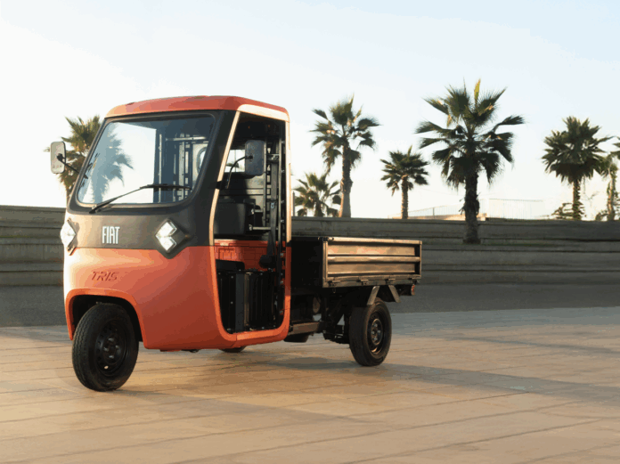 Le FIAT TRIS arrive au Maroc. Ce tricycle 100 % électrique produit à Kénitra offre jusqu’à 90 km d’autonomie et une charge utile de 540 kg.
