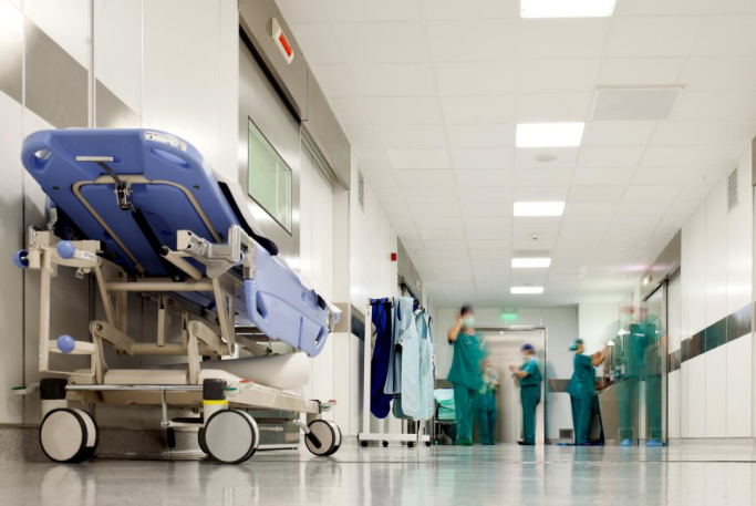Le ministre de la Santé dévoile un plan d’urgence pour réorganiser les services hospitaliers saturés et améliorer les soins en milieu rural.