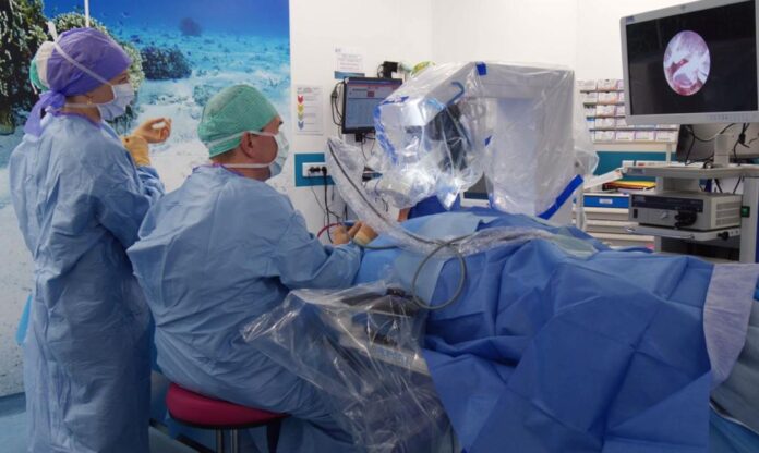 Chirurgie de l'oreille : le Maroc réussit le premier implant robotisé en Afrique