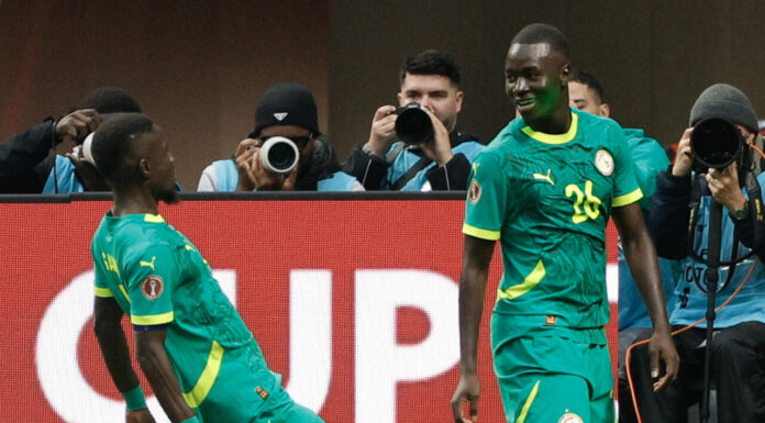 Le Sénégal dompte le Soudan et file en quarts de la CAN Le Sénégal s’impose 3-1 contre le Soudan et se qualifie pour les quarts de finale de la CAN 2025, grâce notamment à un doublé de Pape Gueye.