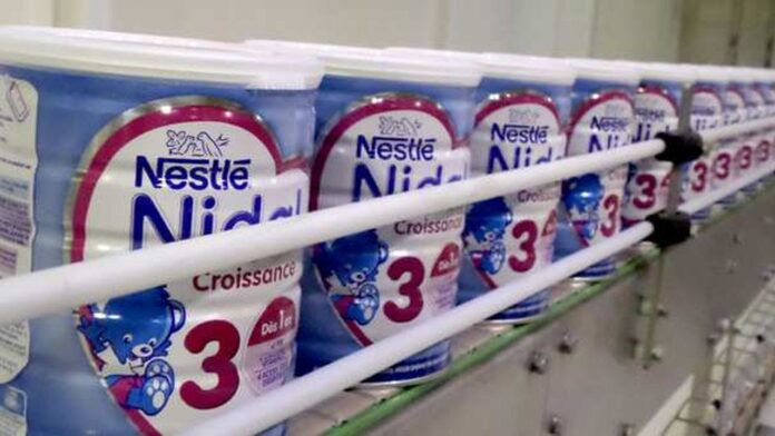 Nestlé retire plusieurs lots de laits pour bébés en raison d’un risque de contamination par une toxine pouvant causer vomissements et douleurs.