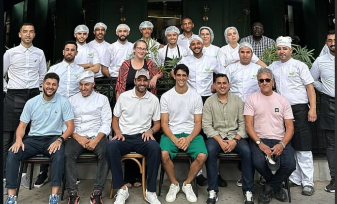 Photo datant de 2024 de Yassine Bounou aux côtés du staff de Little Mama.