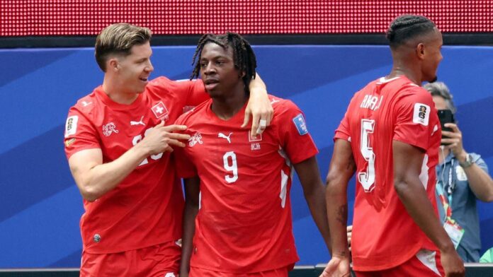 La Suisse a marqué quatre buts après la 74e minute pour battre la Bosnie-Herzégovine 4-1 jeudi et prendre la tête du groupe B