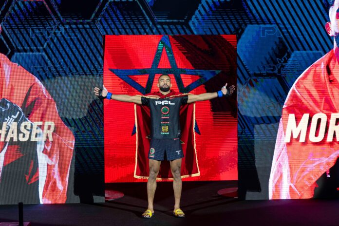 Le combattant marocain de MMA Badreddine Diani prendra part à la PFL MENA 10, prévue le 10 juillet 2026 au Boulevard City de Riyad, en Arabie Saoudite. Il y représentera le Maroc dans l’un des rendez-vous importants des arts martiaux mixtes au Moyen-Orient. Initialement programmée à Djeddah, cette étape de la Professional Fighters League a été reportée et relocalisée à Riyad. La carte conserve les quarts de finale des tournois PFL MENA 2026 dans les catégories poids welters et poids plumes, avec plusieurs combattants de la région. Badreddine Diani doit y affronter Yousef Adel. Cette participation marque une nouvelle étape dans le parcours du champion marocain. Le communiqué le présente comme l’une des figures montantes du MMA marocain, reconnu pour sa discipline, son intelligence tactique et sa force mentale. La présence de Badreddine Diani à la PFL MENA intervient alors que le MMA poursuit son développement au Maroc. Son engagement dans une compétition régionale de ce niveau illustre la progression de combattants marocains sur la scène internationale et leur volonté de s’imposer dans un circuit de plus en plus structuré. Formé à plusieurs disciplines, dont la boxe, le kickboxing, le grappling et le jiu-jitsu, Badreddine Diani a développé un style complet, mêlant puissance, précision et lecture du combat. Son parcours est présenté comme celui d’un athlète attaché au travail, à la discipline et à la persévérance. À quelques jours de la compétition, une rencontre avec les médias doit être organisée à Casablanca afin de permettre au combattant marocain d’évoquer son état d’esprit, les enjeux de ce rendez-vous et ses ambitions pour la suite de sa carrière. La PFL MENA 10 sera diffusée dans plusieurs pays de la région et réunira plusieurs combattants de la ligue, dans un contexte de forte progression du MMA au Moyen-Orient et en Afrique.