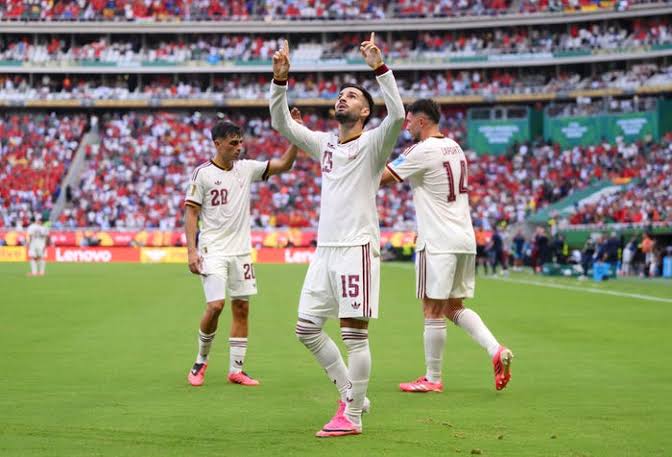 L'Espagne s'est qualifiée pour les seizièmes de finale de la Coupe du monde après sa victoire 1-0 contre l'Uruguay