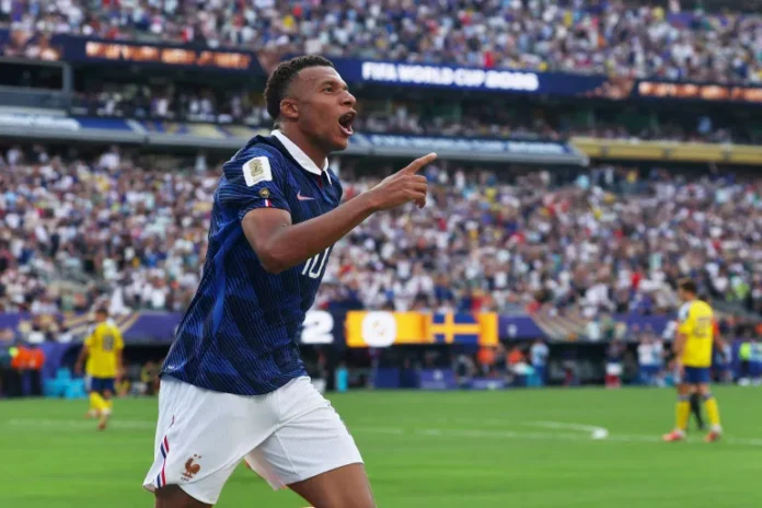 La France s'est qualifiée pour les huitièmes de finale de la Coupe du monde de la FIFA après une victoire nette 3 à 0 contre la Suède
