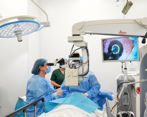 FM6SS : neuf greffes cornéennes de précision réalisées en deux jours