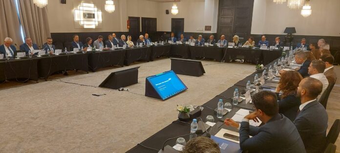 L'Association marocaine des exportateurs ouvre un nouveau chapitre. Réuni mardi à Casablanca, le premier Conseil d'administration de la mandature 2026-2029 a fixé ses priorités avec une ambition clairement affichée, contribuer à élargir la base des entreprises exportatrices et renforcer la compétitivité du Maroc sur les marchés internationaux. Présidée par Sonia Mezzour, cette première réunion a permis d'installer la nouvelle gouvernance de l'organisation et d'adopter une feuille de route qui guidera son action au cours des prochaines années. L'ASMEX entend renforcer son rôle d'interface entre les entreprises exportatrices, les pouvoirs publics et l'ensemble des acteurs de l'écosystème afin d'accompagner le développement international des opérateurs marocains. Dans un contexte marqué par les recompositions du commerce mondial, la Confédération estime que le Maroc dispose de solides atouts pour gagner de nouvelles parts de marché. Stabilité institutionnelle, infrastructures, réseau d'accords de libre-échange, position géographique, transition énergétique et développement industriel figurent parmi les leviers mis en avant pour soutenir cette ambition. L'objectif affiché est d'accompagner l'effort national visant à porter le nombre d'entreprises exportatrices actives à 10 000 d'ici 2030. Pour y parvenir, l'organisation souhaite élargir son accompagnement aux PME à fort potentiel, notamment dans les régions, tout en favorisant l'émergence de nouveaux primo-exportateurs. La feuille de route repose sur trois grands chantiers. Le premier vise à simplifier l'acte d'exporter à travers une meilleure digitalisation des procédures. Le deuxième porte sur le financement, avec un renforcement des solutions de garantie et de couverture des risques. Le troisième concerne la conquête des marchés grâce à un recours accru à l'intelligence économique, aux données et aux outils numériques. L'ASMEX prévoit également de renforcer les services proposés à ses adhérents. Plusieurs commissions spécialisées seront mises en place autour des principaux enjeux de l'export, notamment le financement, la logistique, la conformité réglementaire, la décarbonation, l'intelligence économique, les filières stratégiques et les partenariats. De nouveaux rendez-vous seront également lancés afin de favoriser les échanges entre les entreprises exportatrices et leurs partenaires. Les douze prochains mois seront consacrés au déploiement de cette nouvelle organisation. L'ASMEX prévoit notamment de lancer ses premiers outils d'intelligence économique, d'identifier un vivier de PME susceptibles d'accéder aux marchés internationaux et de renforcer le dialogue avec les institutions publiques et les acteurs du financement. Pour Sonia Mezzour, cette nouvelle mandature doit permettre d'accompagner davantage d'entreprises marocaines vers l'international tout en renforçant la compétitivité nationale. L'ambition affichée est de faire de l'export un moteur durable de création de valeur, de croissance et d'emploi au Maroc.