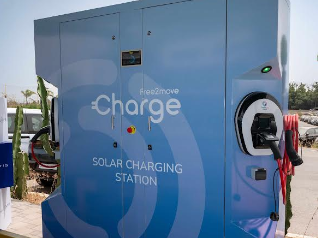 Stellantis lance au Maroc un pilote de recharge solaire hors réseau